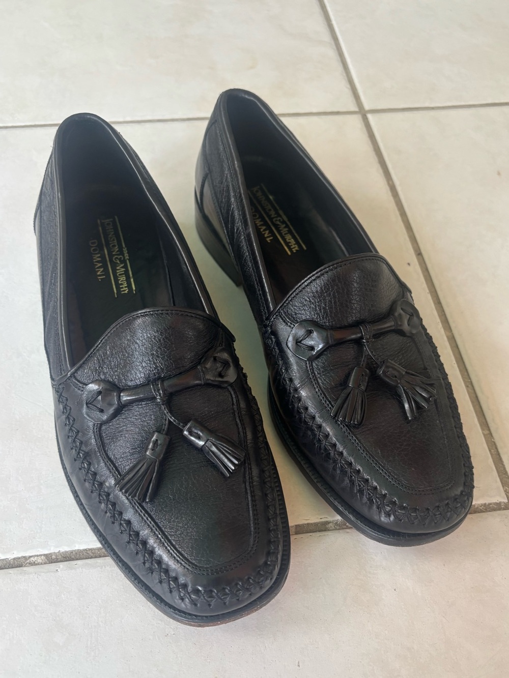 Johnston & Murphy Domani black leather tasseled loafers women’s 9